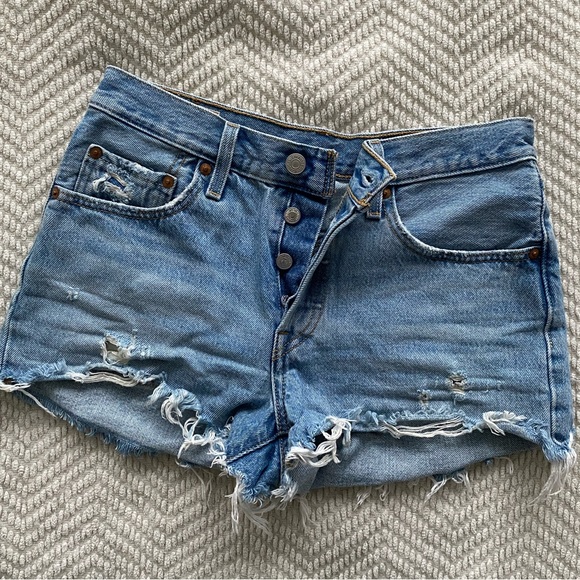 Levi’s shorts - Picture 3 of 4